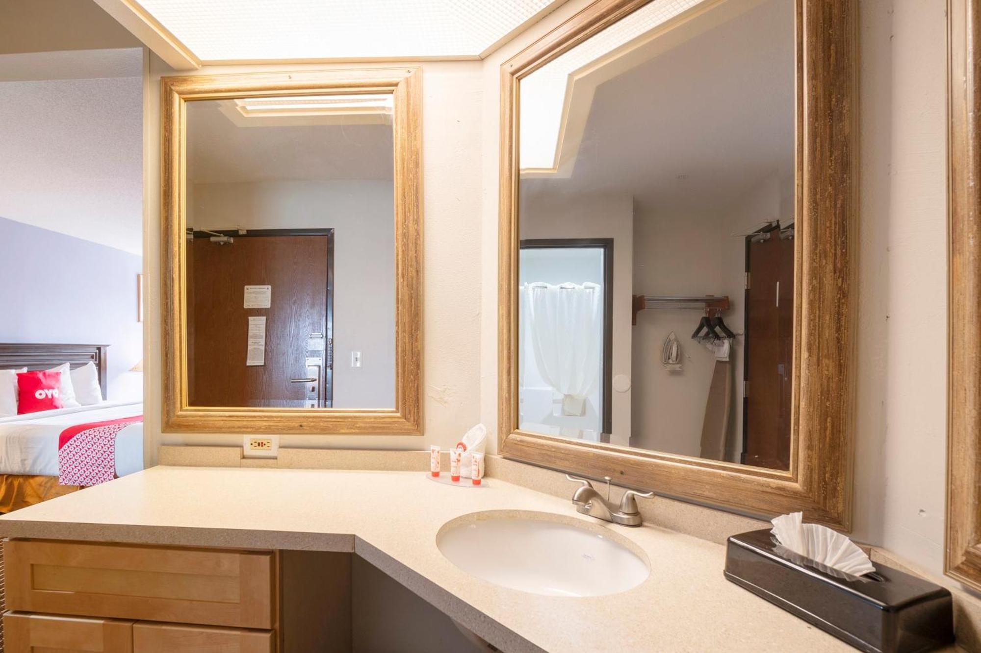 Oyo Townhouse Houston Airport North Hotell Exteriör bild